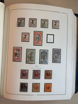 un livre avec beaucoup de timbres