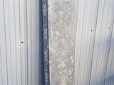 un grand bloc de béton adossé à un mur