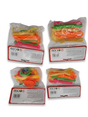 six sacs contenant des jouets en plastique de toutes sortes sont posés sur une surface blanche