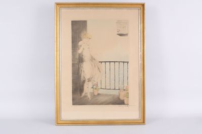 une vieille photo d'une femme debout devant une fenêtre