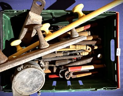 une boîte pleine d'outils posée sur une table