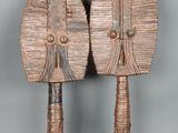paire d'éventails africains en bois sculpté avec des manches