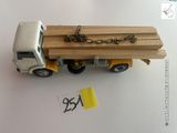 un camion miniature auquel est attachée une chaîne à l'arrière