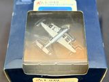 une boîte contenant une maquette d'avion