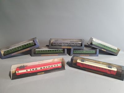six wagons sont alignés les uns à côté des autres sur une table
