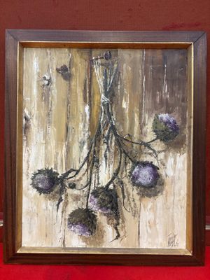 peinture d'un bouquet de fleurs violettes suspendues à un cadre marron