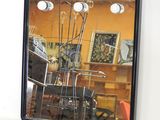 un miroir dans lequel on voit l'image d'une pièce