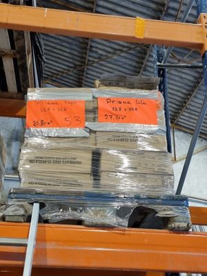 de nombreux cartons sur une palette dans un entrepôt