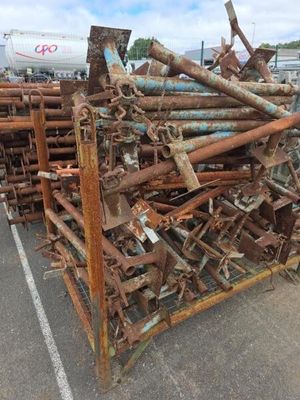 un gros tas de métal rouillé dans un parking
