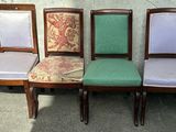trois chaises en bois avec des coussins rembourrés et une assise verte