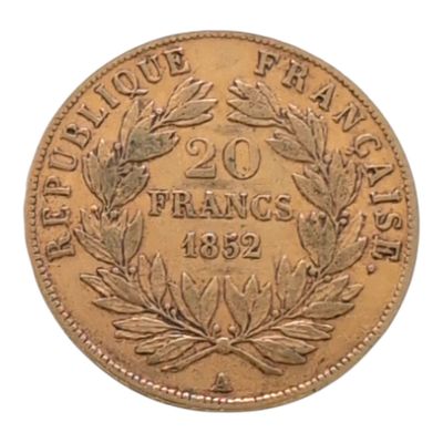 gros plan d'une pièce de monnaie sur fond blanc