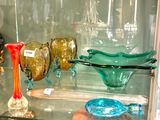 une vitrine en verre remplie de vases de différentes couleurs