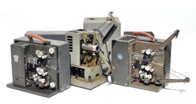 Trois types de machines différents sont représentés sur une surface blanche