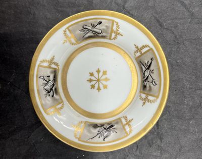 une assiette jaune et blanche bordée d'or