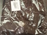 une chemise marron emballée dans du plastique, posée sur une table