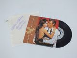 un album dont la pochette représente un homme embrassant une femme