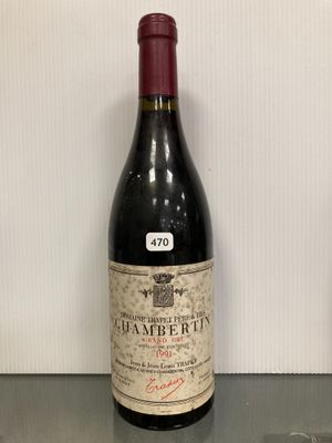 une bouteille de vin posée sur une table