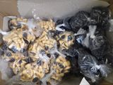 plusieurs sachets de noix dans une boîte posée sur la table