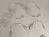trois casques posés sur une table