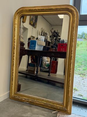 un miroir posé par terre devant une fenêtre