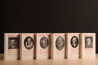 cinq livres posés sur une table avec un fond noir et un fond noir