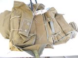 un sac suspendu à un crochet fixé au mur