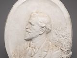 un gros plan sur une sculpture blanche représentant un homme barbu