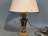 une lampe posée sur une table à côté d'un mur