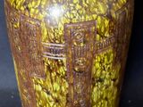 un vase orné d'un motif jaune et marron