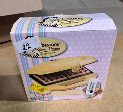 une boîte de chocolats posée sur une table