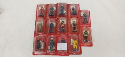 de nombreuses figurines rangées dans un coffret rouge