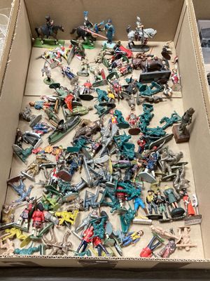 une boîte remplie de figurines posées sur une table