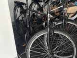 de nombreux vélos garés dans une pièce