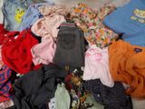 une pile de vêtements sur un lit