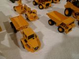 tout un tas de petits engins de chantier en plastique posés sur la table