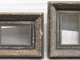 une paire de miroirs aux cadres ouvragés dorés et bleus sur fond blanc