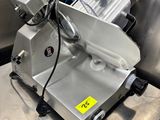 une machine posée sur une table dans une cuisine