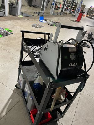 une photo d'un chariot de travail sur lequel est posé un ordinateur
