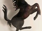 statue d'un cheval dressé sur ses pattes arrière, posée sur un socle en marbre