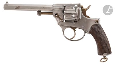 gros plan d'un revolver sur fond blanc