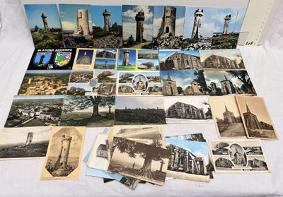 un lot de vieilles cartes postales sur une table