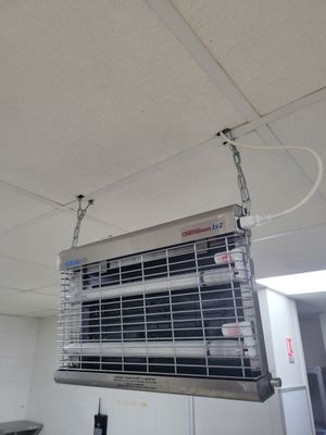 un radiateur suspendu au plafond dans une pièce