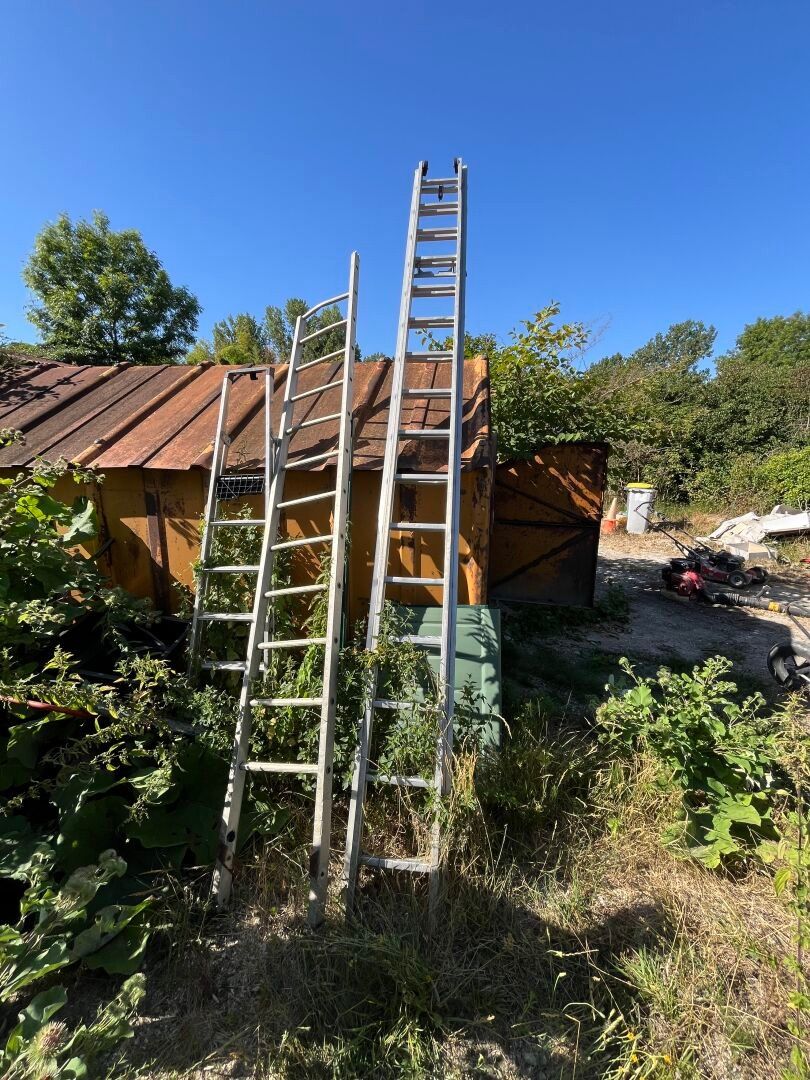 1 échafaudage de peintre composé 2 échelles + 1 plateau REF. 14 VENTE SUR DESIGNATION SE TROUVANT A MAISSE (91)