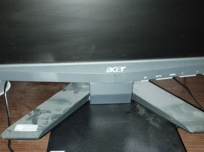 Un écran ACER. Matériel visible au 39 quai valin, 17000 La R…