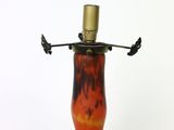 une lampe posée sur une table