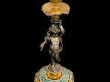 une statue surmontée d'une coupe