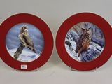 paire d'assiettes rouges et dorées ornées de chouettes sur fond blanc