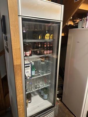 un réfrigérateur qui contient beaucoup de bouteilles