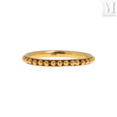 gros plan d'une bague en or sur fond blanc