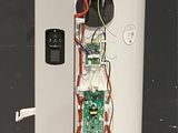 un chauffe-eau équipé d'une carte électronique